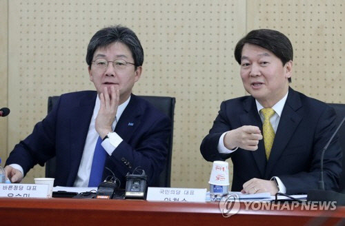 안철수 국민의당 대표(왼쪽)와 유승민 바른정당 대표가 25일 대구 한국로봇산업진흥원에서 열린 국민통합포럼 정책간담회에 나란히 참석했다. 사진=연합뉴스